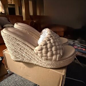 👡👡Elegant Cream Woven Wedge Sandals size 7 new w box 👡👡